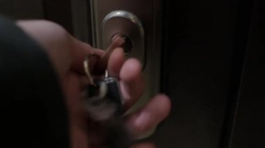 Bir adamın elini kapat kilidi aç ve kapıyı aç.