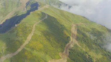 Hava manzaralı harika bir dağ çayırı. Düşük bulutlu yeşil manzara
