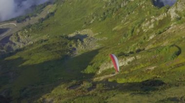 Hava manzaralı paraglider dağın üstünde uçar