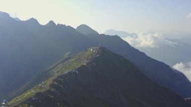 Gökyüzü geniş çekim yaz manzarası ve paraglider