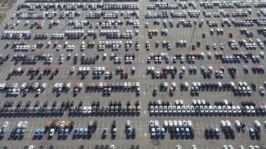Fabrika otoparkında hava manzaralı bir sürü araba var.