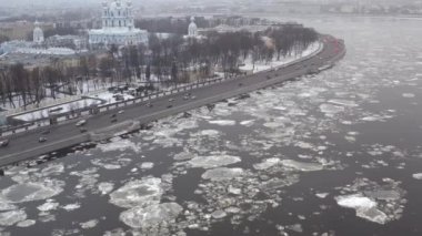 Saint-Petersburg 'daki hava manzarası için yanan katedral simgesi. Buz kayması