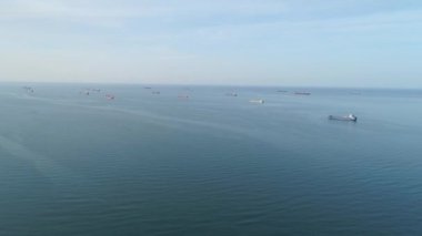 Birçok kargo gemisi denizde demirli, hava manzaralı.