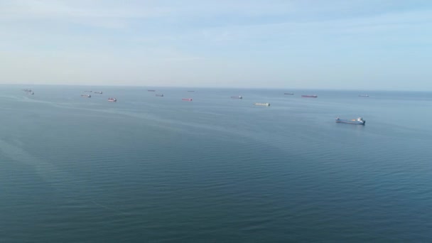 De nombreux cargos sont ancrés en mer, vue aérienne 