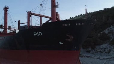 Karaya oturmuş bir geminin hava manzarası