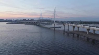 Saint-Petersburg 'daki kablo köprü ve futbol stadyumu, hava manzaralı.
