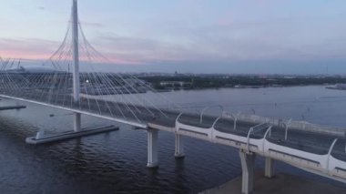 Saint-Petersburg 'da halka açık yolda hava manzaralı bisiklet maratonu