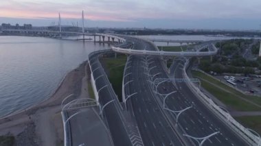 Saint-Petersburg 'da bisiklet festivali sırasında hava manzaralı araba kavşağı