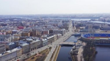 Güneşli bir günde İHA 'dan Saint Petersburg şehir manzarası