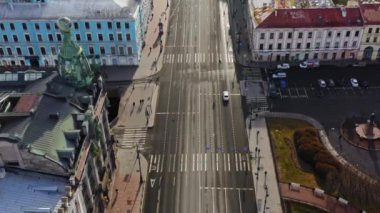 Karantina sırasında St. Petersburg şehir merkezinin boş sokakları