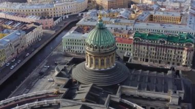 St. Petersburg şehir merkezindeki Kazan katedrali, hava aracı manzaralı.