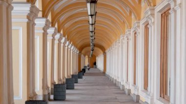 Gostiny Dvor metro istasyonu St. Petersburg 'da boş bir sokak.