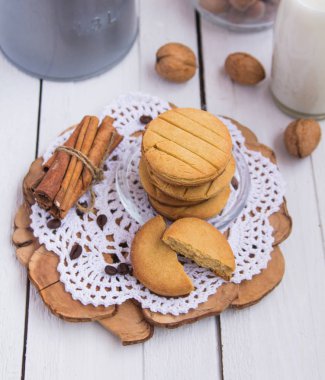 beyaz zemin üzerine tarçın ile tanımlama.