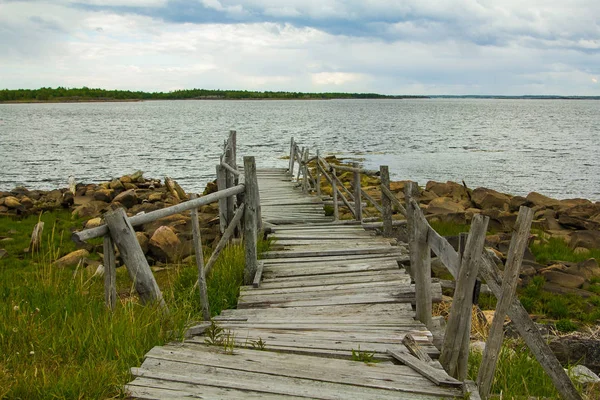 Stary drewniany chodnik do morza — Zdjęcie stockowe