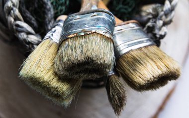 İçinde belgili tanımlık tank Boya fırçaları vardır