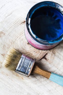 ahşap arka plan ayakta yanında b bir bank üzerinde fırça yatıyor