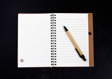 defter kalem siyah arka plan