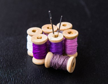 siyah bir arka plan üzerinde renkli konu yalan Kangal