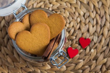kalp şeklinde kurabiye tarçınlı Şti bir cam kavanoza yatıyor