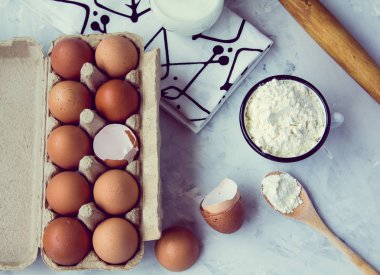 yumurtalarını paket Molko, flou yanındaki gri bir arka plan üzerinde