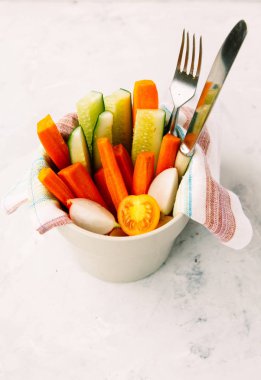 Salatalık, havuç, turp, adet yalan bir tencerede sonraki fo içine kesmek