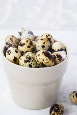 Bir tencerede bıldırcın yumurtası