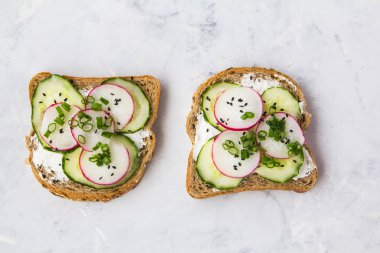 Salatalık ve turp yalan üzerine hafif bir arka plan ile sandviç