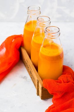 Şişe portakal suyu ile ahşap bir kutuya standı