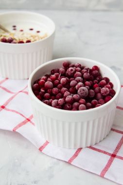 Hafif bir arka plan üzerinde donmuş kızılcık