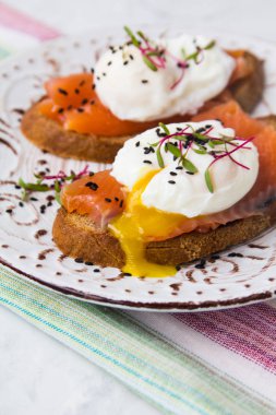 Haşlanmış yumurta ve bir tabağa yalan balık sandviç