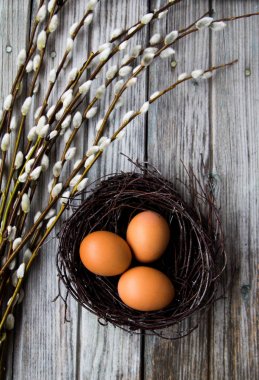 Backgro içinde gri bir ahşap zemin üzerine yumurta bir sepet içinde yalan