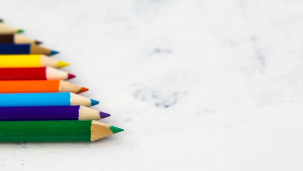 Barevné tužky leží na bílém pozadí — Stock fotografie