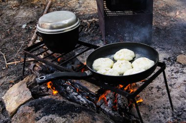 Ormanın içinde bir ateş üzerinde pişirme