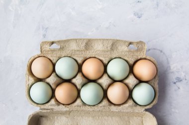 Gri bir arka plan üzerinde bir kapta yumurta yalan