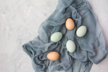 Çiğ yumurta gri pamuk peçeteye yalan