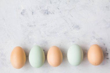 Üst üste gri backgraunds peçeteye çiğ yumurta yalan