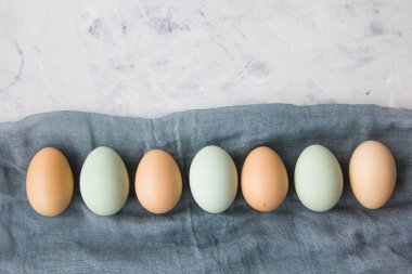 Üst üste gri pamuk peçeteye çiğ yumurta yalan