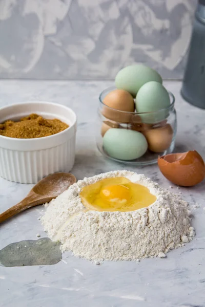 Jaja, mąka, naczynia do gotowania — Zdjęcie stockowe
