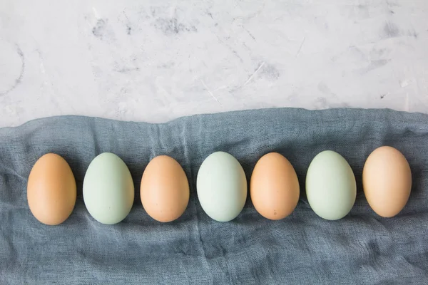 Üst üste gri pamuk peçeteye çiğ yumurta yalan