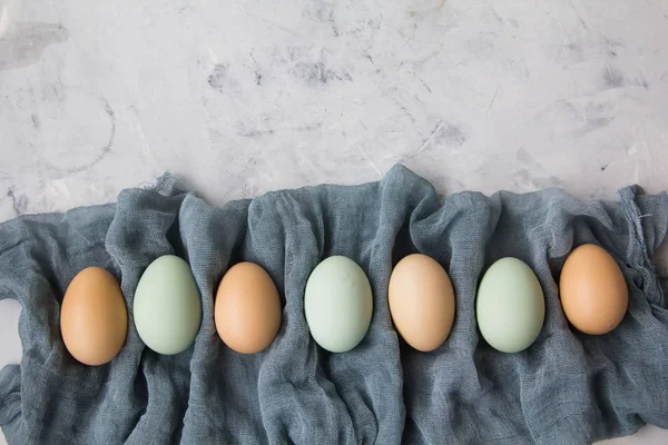 Üst üste gri pamuk peçeteye çiğ yumurta yalan