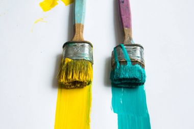 Sarı ve mavi boya ile sol izlemeler üzerinde beyaz bir backgr fırçalar