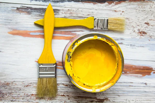 A jar of yellow paint stands on a white background — Stock Photo, Image