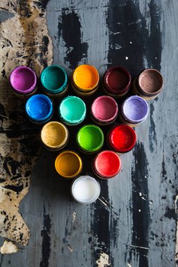 Bir üçgen şeklinde kavanoz çok renkli bir boya ile stand 