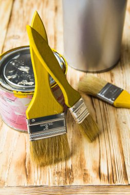 Fırça kavanoz üzerinde boya ile yatıyor.