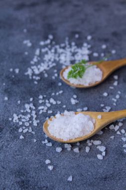 İki tahta kaşık tuz ile