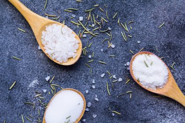 Tuz ile üç tahta kaşıklar