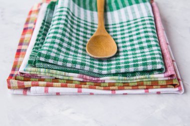 Mutfak için renkli havlu bir yığın yalan