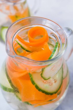 Sürahi havuç, havuç ve salatalık ile