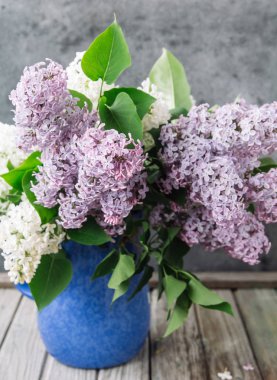 ahşap arka plan üzerinde Lila dalları