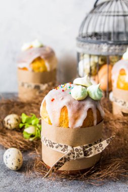 Paskalya çöreği, yumurta, willows